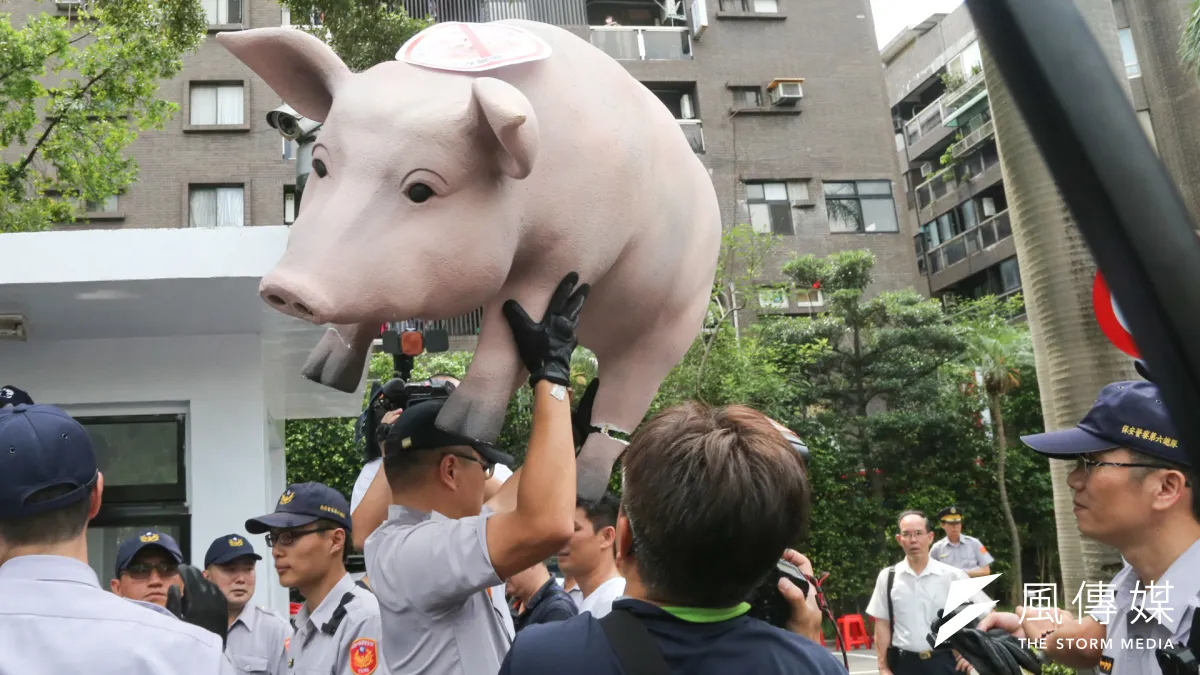 林全新內閣首次施政報告並備詢,就碰上反美豬抗爭。(陳明仁攝)