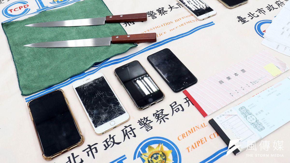 選前淨化治安,北市刑大偵一隊與士林分局近日偵破多個暴力集團,執行臨檢處所111處,動員警力588人。(蘇仲泓攝) 選前淨化治安,北市刑大偵一隊與士林分局近日偵破多個暴力集團,執行臨檢處所111處,動員警力588人。(蘇仲泓攝)