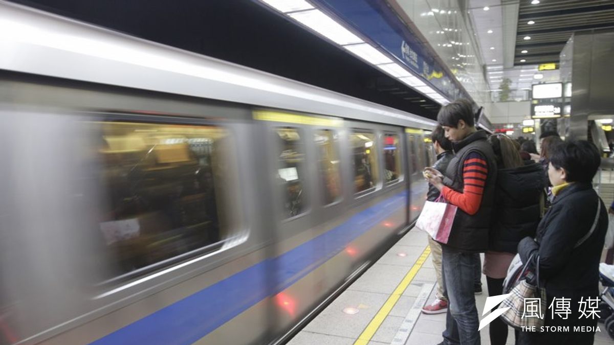 北捷又出包,淡水線的石牌站到唭哩岸站間發生供電異常現象,北捷以接駁車因應。(資料照片,吳逸驊攝) 北捷又出包,淡水線的石牌站到唭哩岸站間發生供電異常現象,北捷以接駁車因應。(資料照片,吳逸驊攝)