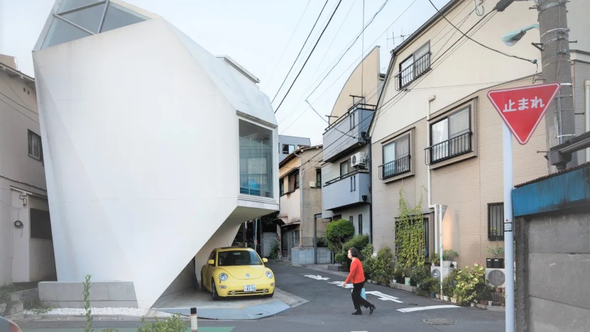 東京的巷弄是去日本旅行必逛的風景,這裡的街區看似整齊、卻又各有特色,創意住宅讓旅人非常驚豔。(圖/言人文化提供)