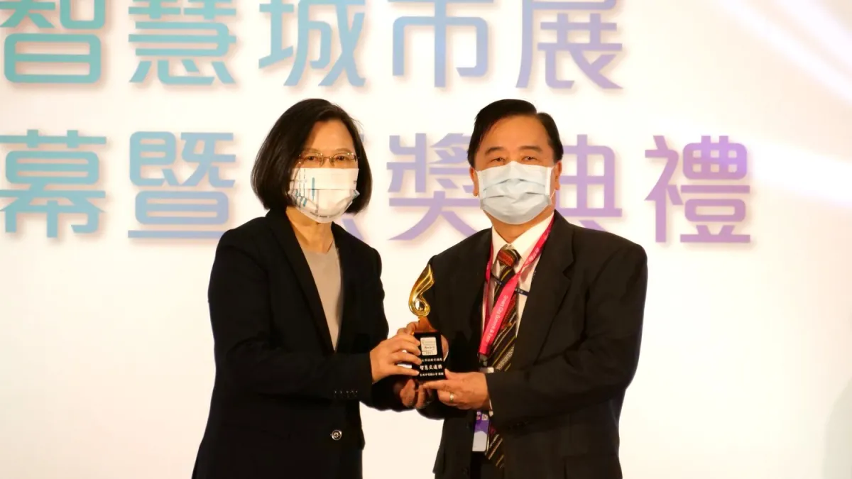 新北市府道安團隊的努力,獲中央肯定,連續兩年榮獲總成績「卓越獎」分組第一名外,共獲選「精進獎」全國第一名及「砂石車安全管理專案」全國第一名、「交通執法」分組第一名等14項大獎。(圖/新北市立交通局提供)