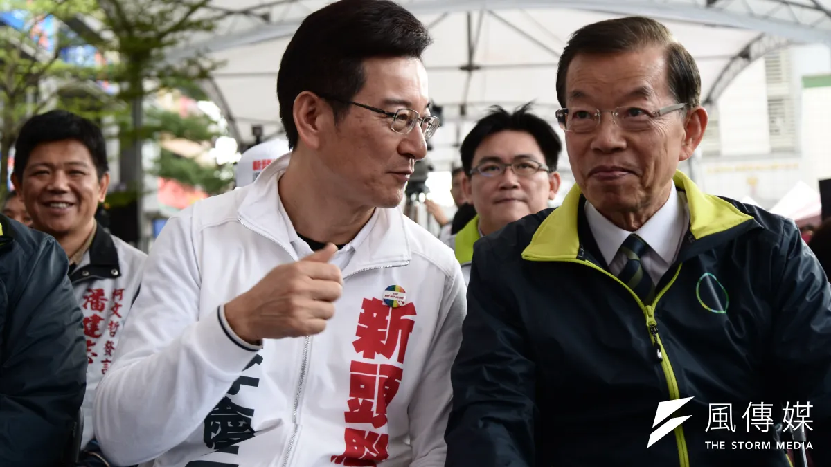 李慶元(左)競選總部12日成立大會上,前行政院長謝長廷(右)到場加持。(林俊耀攝)