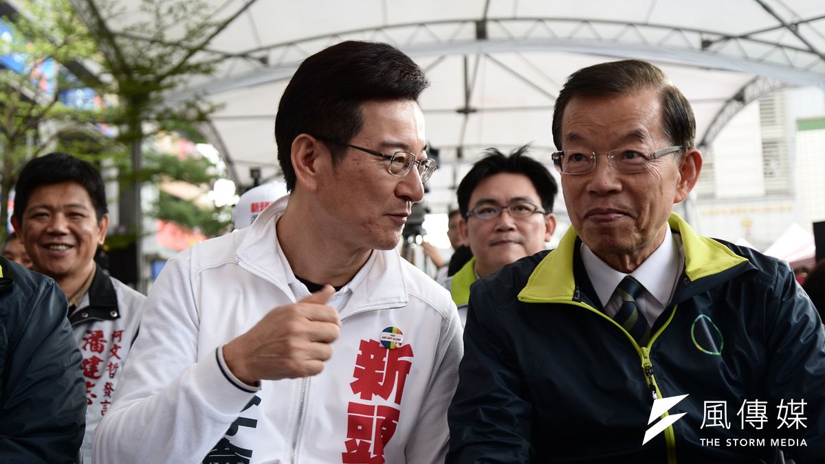 李慶元(左)競選總部12日成立大會上,前行政院長謝長廷(右)到場加持。(林俊耀攝) 李慶元(左)競選總部12日成立大會上,前行政院長謝長廷(右)到場加持。(林俊耀攝)