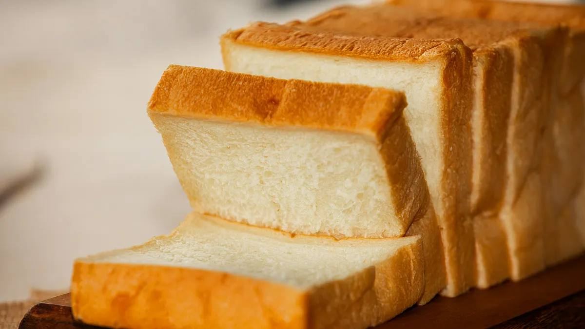 白麵包被快速分解後,會導致血糖波動、脂肪堆積與胰島素阻抗。(示意圖/取自unsplash) 白麵包被快速分解後,會導致血糖波動、脂肪堆積與胰島素阻抗。(示意圖/取自unsplash)