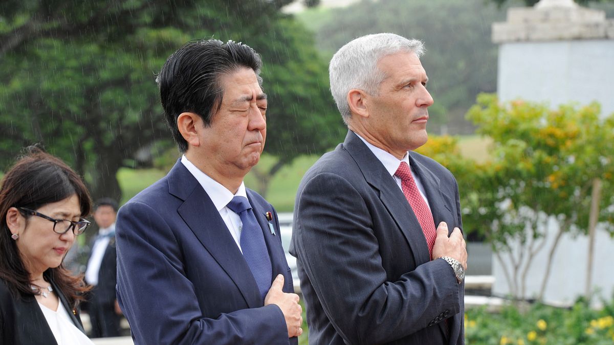 安倍晉三與太平洋國家紀念公墓總監霍頓一同向珍珠港偷襲陣亡美軍士兵致意。(美聯社) 安倍晉三與太平洋國家紀念公墓總監霍頓一同向珍珠港偷襲陣亡美軍士兵致意。(美聯社)