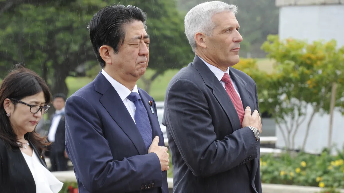 安倍晉三與太平洋國家紀念公墓總監霍頓一同向珍珠港偷襲陣亡美軍士兵致意。(美聯社)