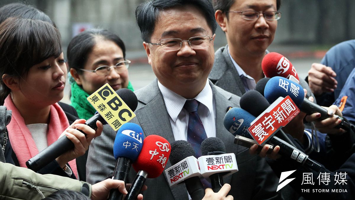 總統蔡英文中午邀請蘇系立委到官邸進行便當會,下午近二時,委員吳秉叡、蘇巧慧等人步出官邸並受訪。(蘇仲泓攝) 總統蔡英文中午邀請蘇系立委到官邸進行便當會,下午近二時,委員吳秉叡、蘇巧慧等人步出官邸並受訪。(蘇仲泓攝)