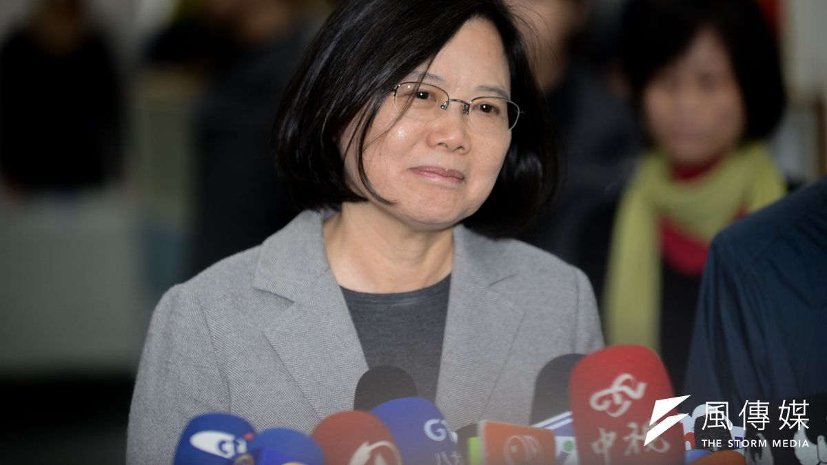 民進黨召開2016總統大選選後首次中常會,總統蔡英文選後首次在接受媒體聯訪。(林俊耀攝) 民進黨召開2016總統大選選後首次中常會,總統蔡英文選後首次在接受媒體聯訪。(林俊耀攝)