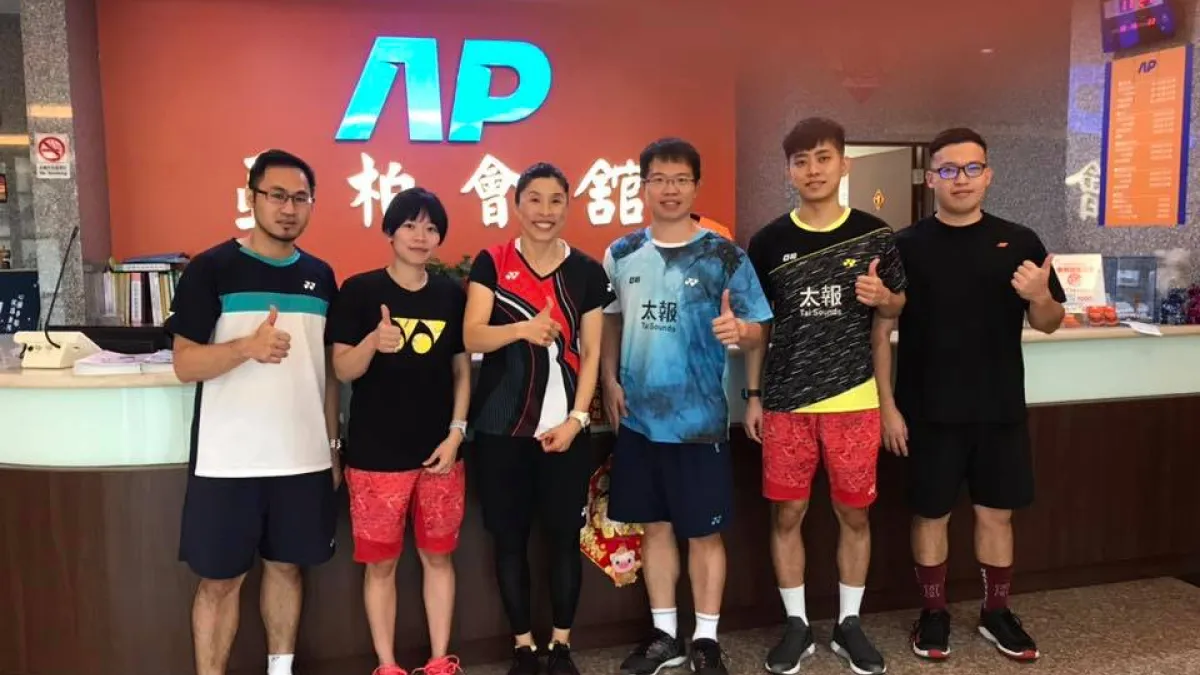 帶領辛度拿下世錦賽金牌的南韓教練金志炫(左三),加入台灣亞柏羽球隊。(取自亞柏羽球隊粉絲頁)