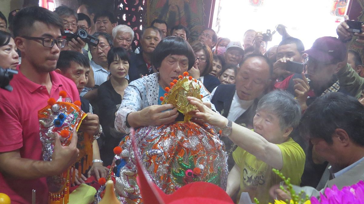 祈求癌症康復、拍片順利 豬哥亮為保生大帝更換神衣 祈求癌症康復、拍片順利 豬哥亮為保生大帝更換神衣