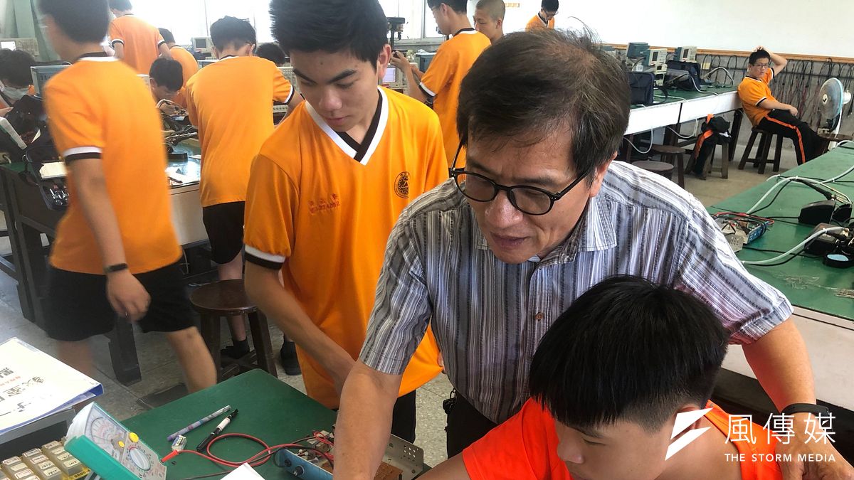 瑞芳高工實習處主任廖建春不斷寫計畫爭取經費,鼓勵孩子學以致用參與技能檢定。(圖/新北市教育局提供) 瑞芳高工實習處主任廖建春不斷寫計畫爭取經費,鼓勵孩子學以致用參與技能檢定。(圖/新北市教育局提供)