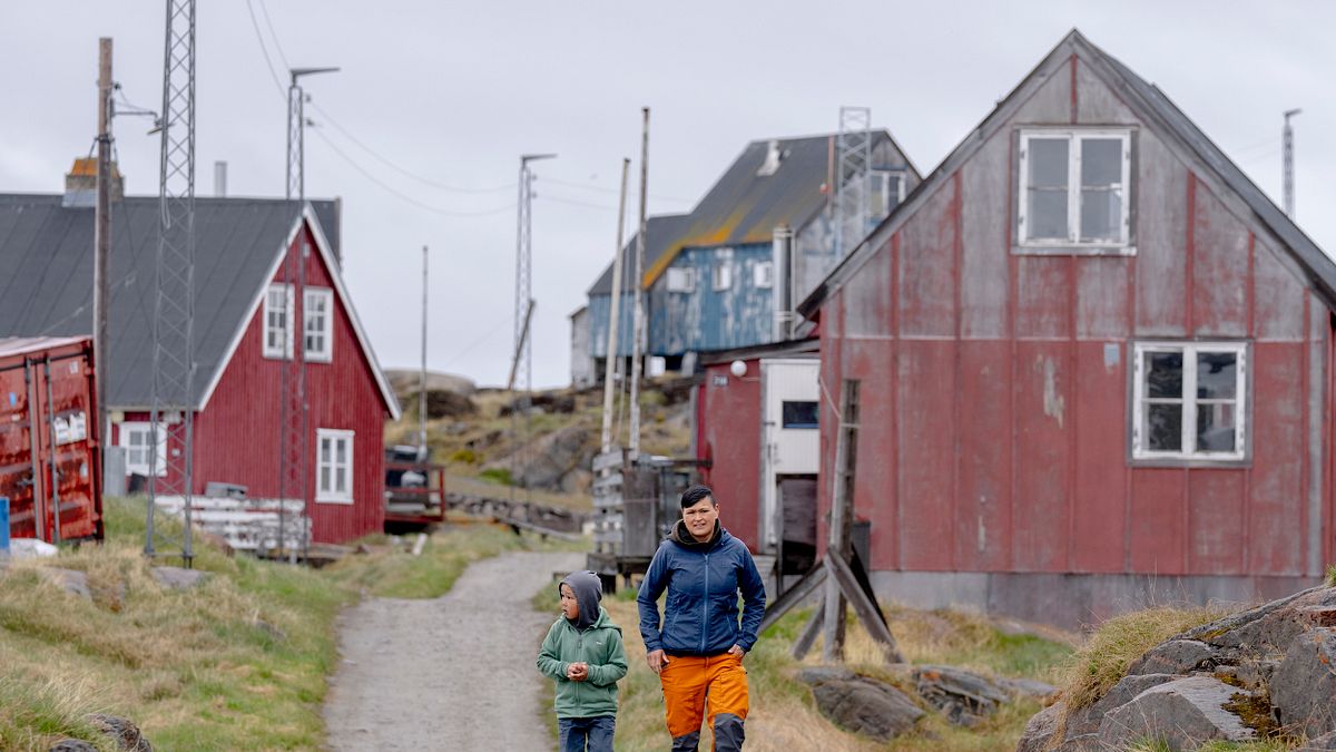 2024年7月1日,格陵蘭西部Qeqertalik的居民正在散步。(美聯社) 2024年7月1日,格陵蘭西部Qeqertalik的居民正在散步。(美聯社)