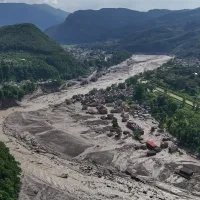 2026年8月26日、ネパール・ヌワコット郡で発生した鉄砲水の後、がれきで埋まったトリスリ川の増水した河岸近くに、損壊した住宅が危うく残っている。(写真/AP通信) 2026年8月26日、ネパール・ヌワコット郡で発生した鉄砲水の後、がれきで埋まったトリスリ川の増水した河岸近くに、損壊した住宅が危うく残っている。(写真/AP通信)