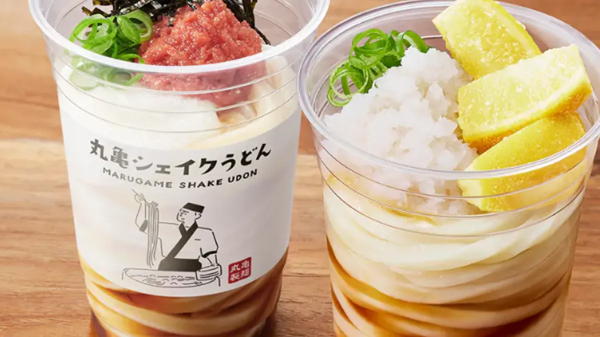 日本丸龜製麵推出用用杯子裝的烏龍麵「丸亀烏冬搖搖杯」。(圖/翻攝自丸龜製麵官網)