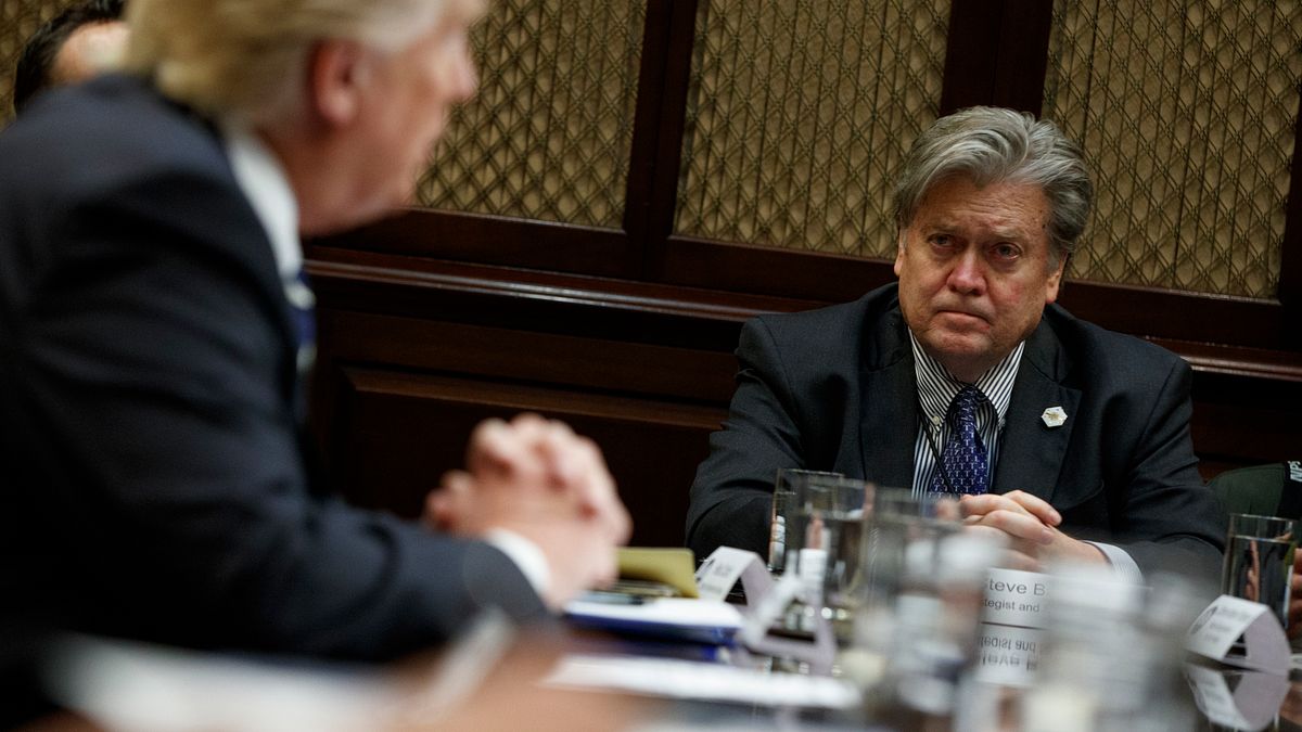 美國總統川普(Donald Trump)與白宮策略長班農(Steve Bannon)。(資料照,AP) 美國總統川普(Donald Trump)與白宮策略長班農(Steve Bannon)。(資料照,AP)