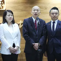 立法院長の韓国瑜氏(中央)率いる「日本国会外交訪問団」が帰国し、桃園空港で団員とともに談話を発表。(写真/柯承惠撮影) 立法院長の韓国瑜氏(中央)率いる「日本国会外交訪問団」が帰国し、桃園空港で団員とともに談話を発表。(写真/柯承惠撮影)