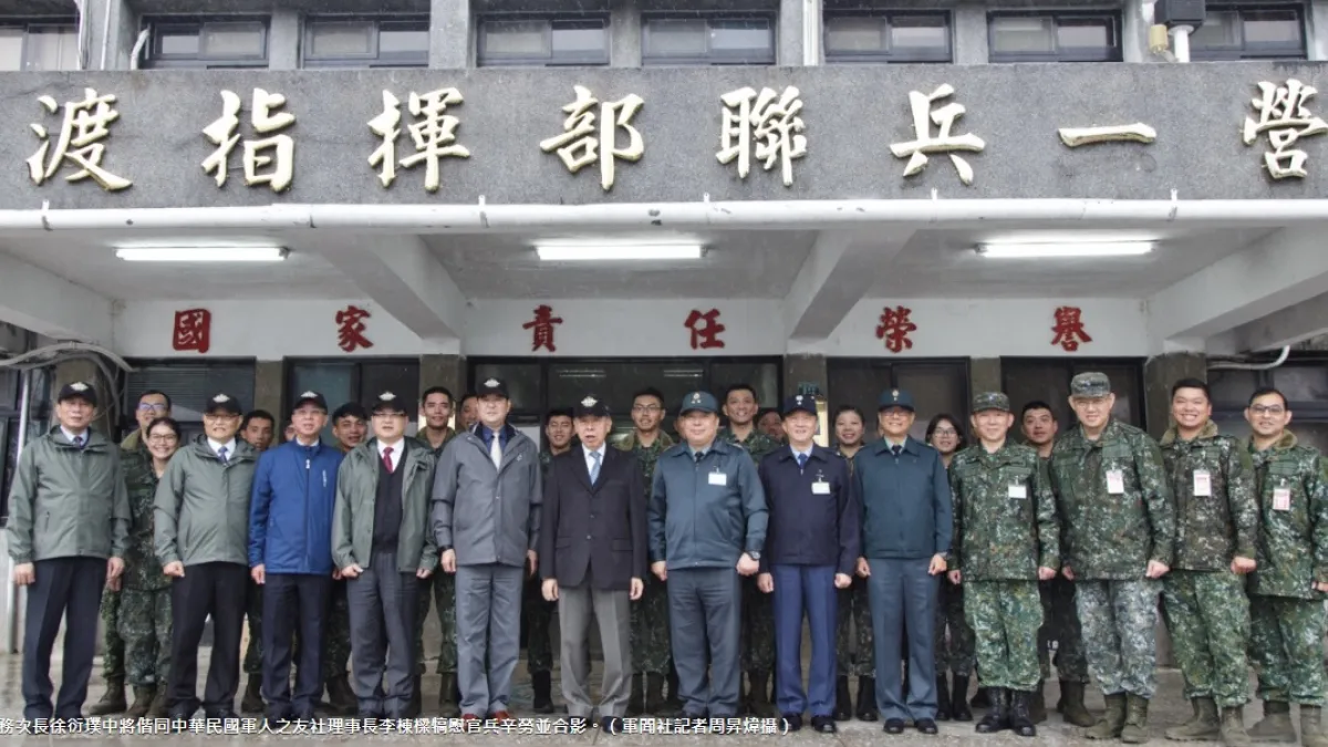 軍人之友社理事長李棟樑日前在北部地區慰問陸海軍單位,關指部營舍上已出現「聯兵一營」字樣。(取自軍聞社)