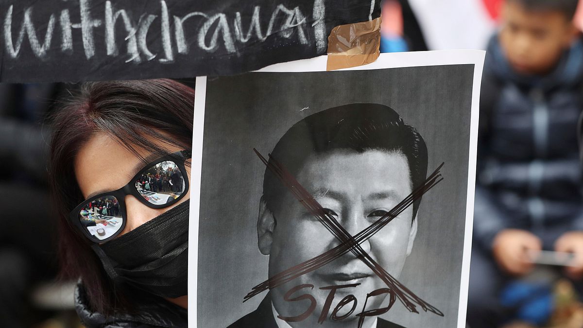 中國國慶當天,香港街頭出現許多自主參與遊行的人潮。(AP) 中國國慶當天,香港街頭出現許多自主參與遊行的人潮。(AP)