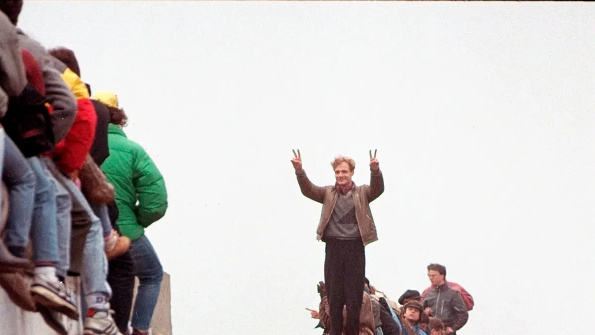 1989年11月12日,民眾歡欣鼓舞地慶祝柏林圍牆倒塌。(AP)