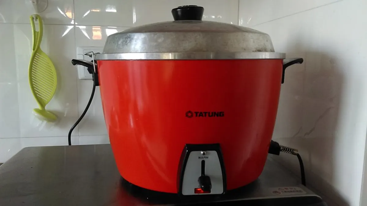 清洗電鍋時,只要放入食用級檸檬酸或檸檬皮並加水按煮,就能徹底洗淨。(示意圖/取自Tzuhsun Hsu@flickr) 清洗電鍋時,只要放入食用級檸檬酸或檸檬皮並加水按煮,就能徹底洗淨。(示意圖/取自Tzuhsun Hsu@flickr)