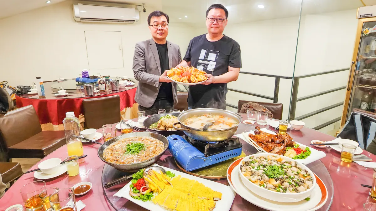 阿州海鮮燒烤業者楊宗保、阿洲師主廚吳耀州推出創意料理。(圖/徐炳文攝)