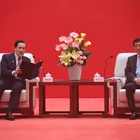 前総統の馬英九が2025年6月15日に海峡フォーラムで中国全国政治協商会議主席の王滬寧と会見。(読者提供) 前総統の馬英九が2025年6月15日に海峡フォーラムで中国全国政治協商会議主席の王滬寧と会見。(読者提供)