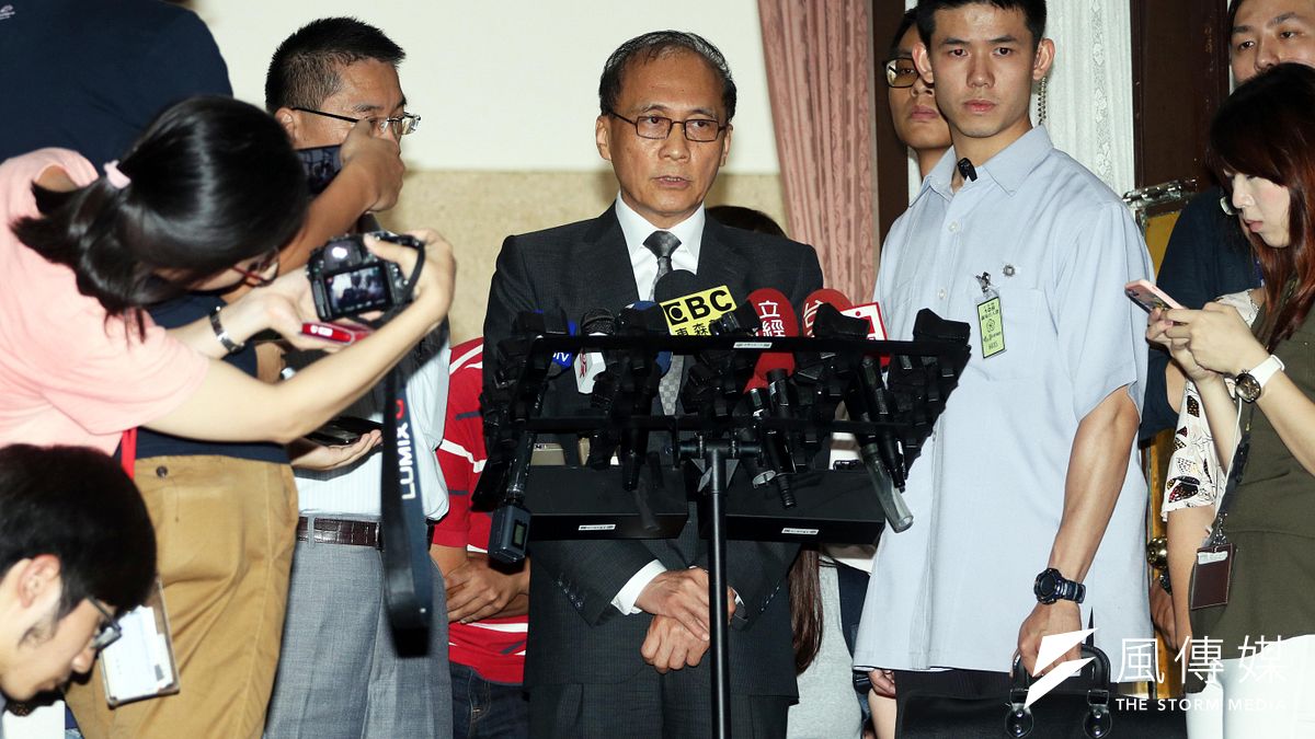 「這次前瞻計畫國民黨的讓步,就是軟弱無能的展現。國民黨立委們最初還沾沾自喜,認為幫民眾省下了4400多億,逼使民進黨妥協讓步。」(前瞻基礎建設條例5日三讀通過,行政院長到立院向立委致意。蘇仲泓攝) 「這次前瞻計畫國民黨的讓步,就是軟弱無能的展現。國民黨立委們最初還沾沾自喜,認為幫民眾省下了4400多億,逼使民進黨妥協讓步。」(前瞻基礎建設條例5日三讀通過,行政院長到立院向立委致意。蘇仲泓攝)