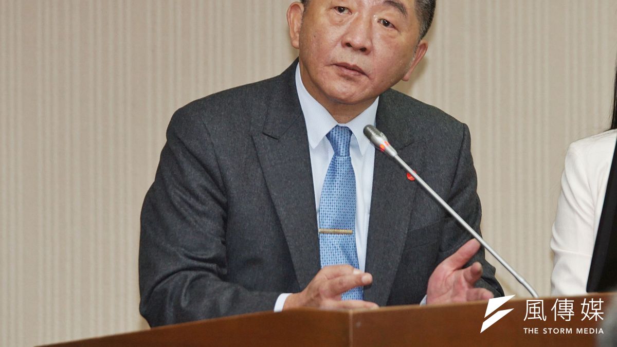 衛福部部長陳時中在9月疫情猶肆虐各洲時,仍忙中抽空登上慈善歌星詹雅雯巡迴演唱會舞台,與之高歌一曲,卻也引來「不合時宜」非議,作者指出,此行為時間與場合確實不妥。(資料照,盧逸峰攝) 衛福部部長陳時中在9月疫情猶肆虐各洲時,仍忙中抽空登上慈善歌星詹雅雯巡迴演唱會舞台,與之高歌一曲,卻也引來「不合時宜」非議,作者指出,此行為時間與場合確實不妥。(資料照,盧逸峰攝)