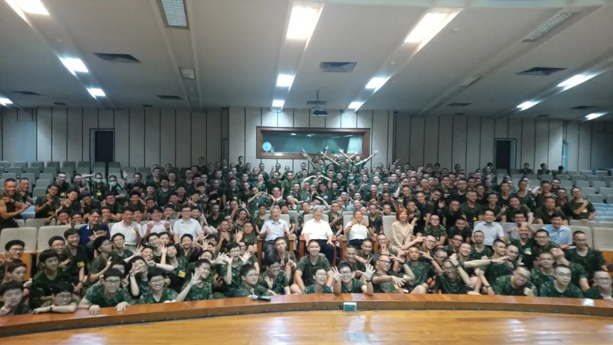 國立交通大學與國防大學理工學院為培育國防科技人才的教育合作計畫,今年首招280名學生。畢業生將可同時擁有交大畢業證書和國防大學軍事學資證明。(交通大學軍訓室提供)