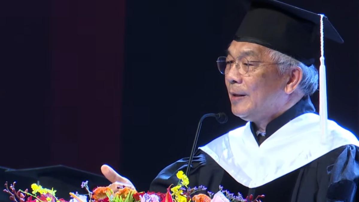 世新校長畢典致詞失言「趕快結束自己」!學生、網友全看傻眼 校方急發聲明滅火