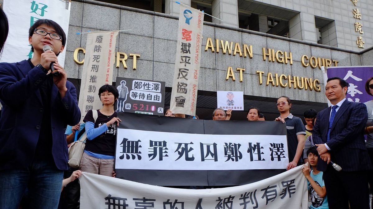 鄭性澤可望在今天下午獲釋,圖為4月12日台中高分院開庭時,律師羅秉成(右)到場聲援鄭性澤。(取自冤獄平反協會臉書) 鄭性澤可望在今天下午獲釋,圖為4月12日台中高分院開庭時,律師羅秉成(右)到場聲援鄭性澤。(取自冤獄平反協會臉書)