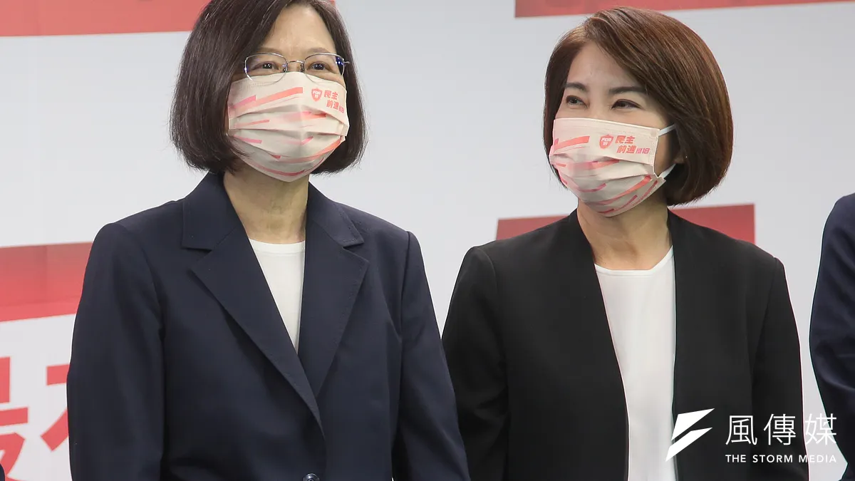 蔡英文(左)恃寵而驕, 做出一些誇張的行徑, 已經讓自己的光環急速退化。(資料照,顏麟宇攝) 蔡英文(左)恃寵而驕, 做出一些誇張的行徑, 已經讓自己的光環急速退化。(資料照,顏麟宇攝)