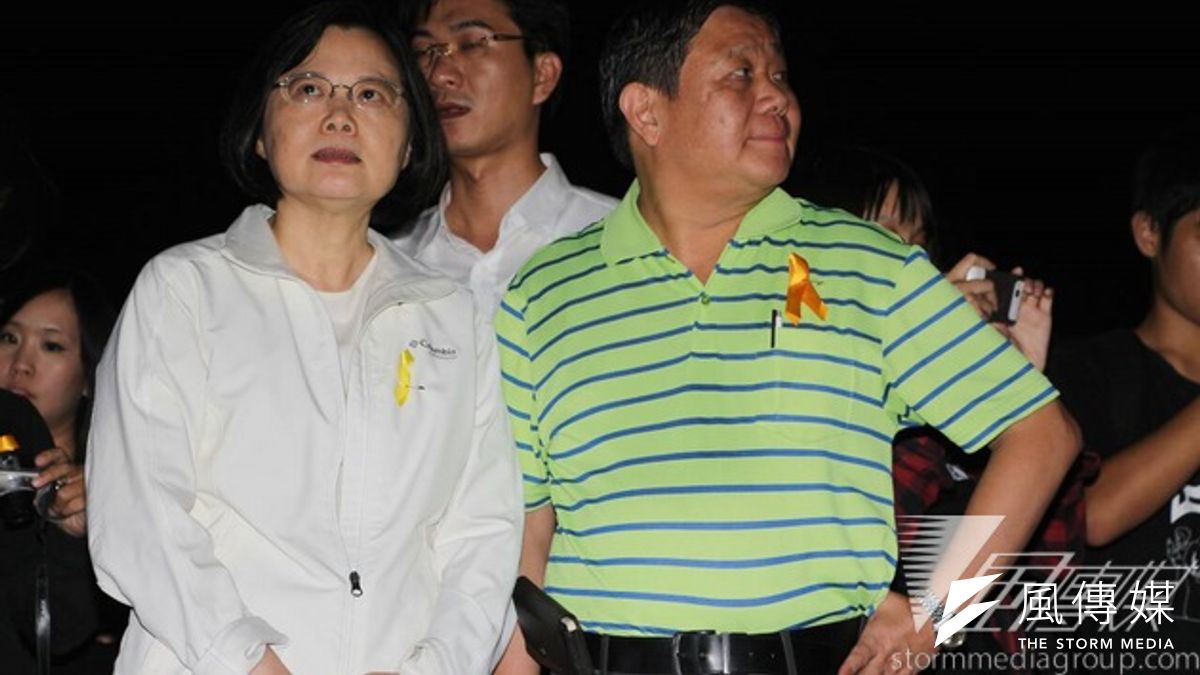 民進黨黨主席蔡英文1日晚間與華人民主書院董事顧忠華出席聲援港人佔中晚會。(葉信菉攝) 民進黨黨主席蔡英文1日晚間與華人民主書院董事顧忠華出席聲援港人佔中晚會。(葉信菉攝)