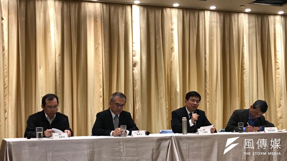 明年1月1日起,交通部強制要求機車的新款新車必須配備ABS或CBS,引起民怨。交通部10日再度召開記者會澄清,左至右依序為:交通部路政司副司長張舜清、公路總局長陳彥伯、代理部長王國材、道安會執秘謝銘鴻。(廖羿雯攝) 明年1月1日起,交通部強制要求機車的新款新車必須配備ABS或CBS,引起民怨。交通部10日再度召開記者會澄清,左至右依序為:交通部路政司副司長張舜清、公路總局長陳彥伯、代理部長王國材、道安會執秘謝銘鴻。(廖羿雯攝)