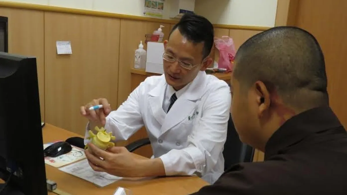 只要平躺就疼痛難耐 法師罹罕見脊髓內腫瘤
