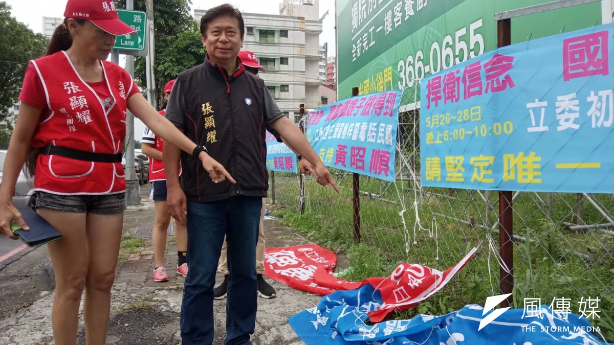 張顯耀過去場勘,確認宣傳布條被扯下另掛上黃姓參選人布條之事為真。(圖/徐炳文攝)