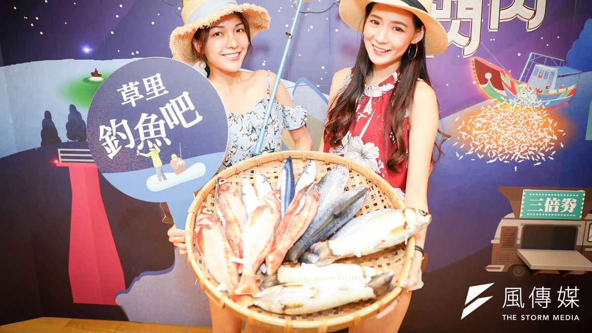 草里漁港辦理「草里釣魚吧」,並舉行夜間親子釣魚、魚拓DIY、港邊炭烤及音樂會,親子炭烤及夜遊。(圖/新北市農業局提供) 草里漁港辦理「草里釣魚吧」,並舉行夜間親子釣魚、魚拓DIY、港邊炭烤及音樂會,親子炭烤及夜遊。(圖/新北市農業局提供)