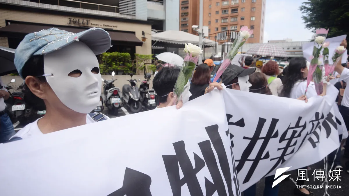 台南市慰安婦人權平等促進協會「侵門踏戶 吃人夠夠 沼田幹夫 出來道歉」記者會,民眾帶著白面具拉起布條。(甘岱民攝)