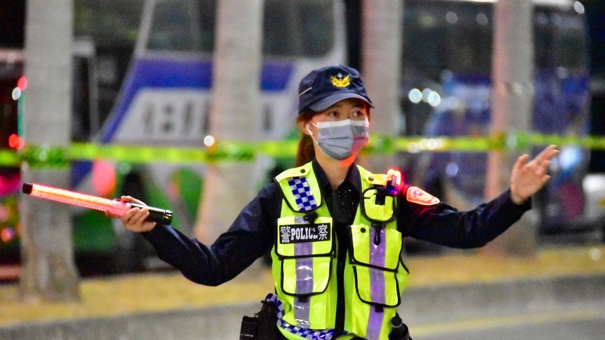 綜觀警察相關的執法規範,如警察職權行使法、社會秩序維護法、警械使用法等,皆有一個所謂的適法黃金法則---比例原則。(資料照,圖/高市警提供) 綜觀警察相關的執法規範,如警察職權行使法、社會秩序維護法、警械使用法等,皆有一個所謂的適法黃金法則---比例原則。(資料照,圖/高市警提供)