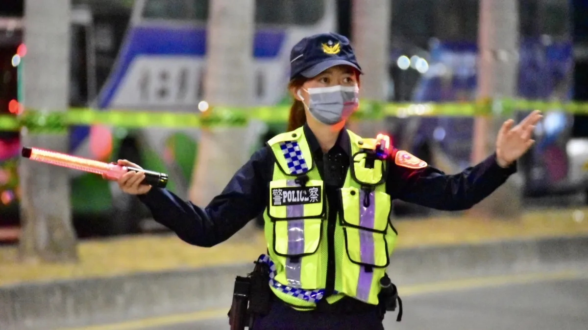 綜觀警察相關的執法規範,如警察職權行使法、社會秩序維護法、警械使用法等,皆有一個所謂的適法黃金法則---比例原則。(資料照,圖/高市警提供)