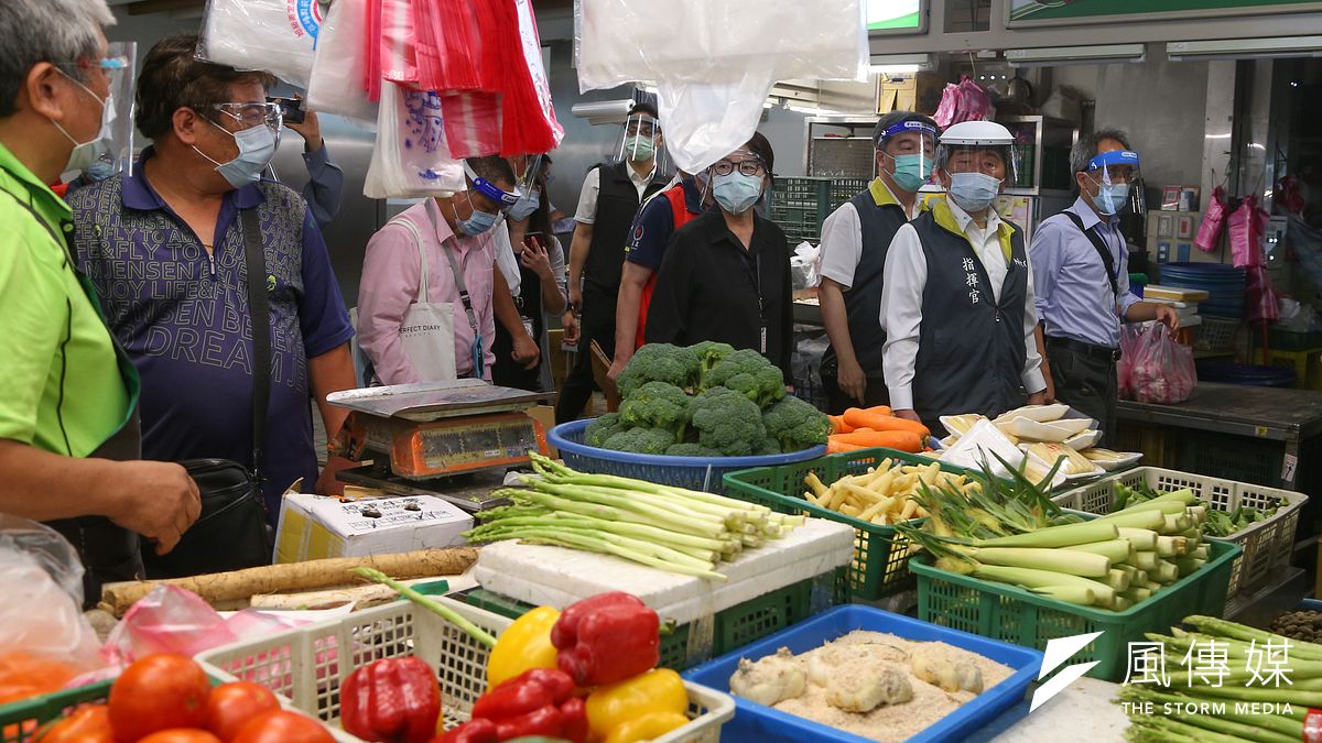 衛福部長陳時中(右二)6日視察重啟營業的環南市場。(顏麟宇攝) 衛福部長陳時中(右二)6日視察重啟營業的環南市場。(顏麟宇攝)