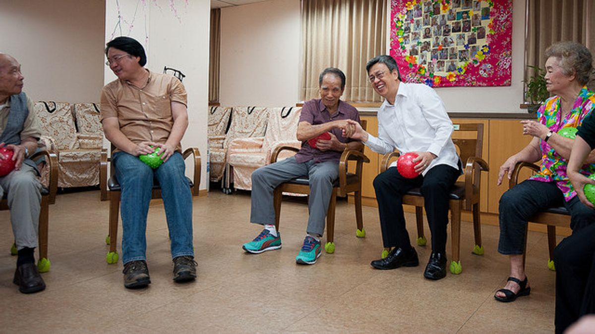 副總統陳建仁參訪基隆第一老人日照中心,與長者一起玩握力球。(總統府提供) 副總統陳建仁參訪基隆第一老人日照中心,與長者一起玩握力球。(總統府提供)
