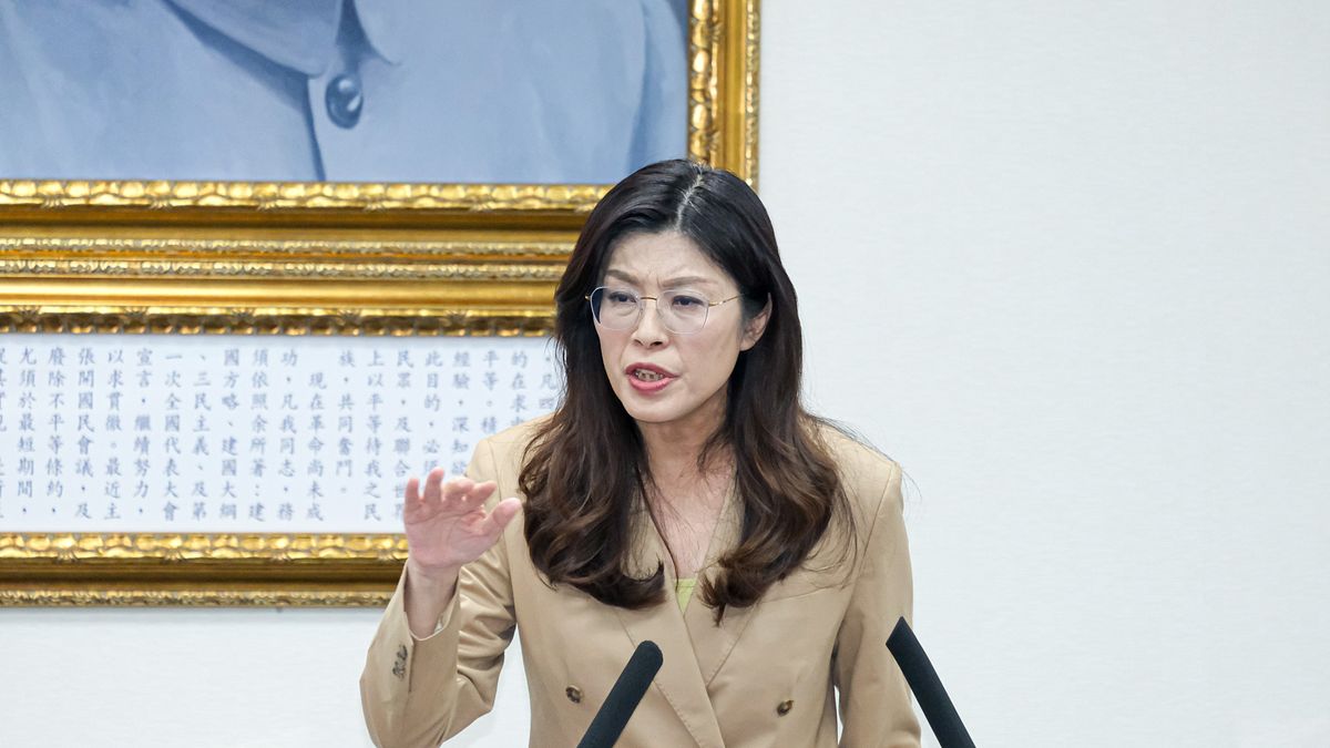 國民黨主席鄭麗文10日出席國民黨中常會,再度譴責特定媒體「三張門票說」。(劉偉宏攝) 國民黨主席鄭麗文10日出席國民黨中常會,再度譴責特定媒體「三張門票說」。(劉偉宏攝)