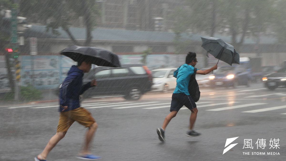 到鋒面影響,中央氣象局27日一早針對台南市、高雄市、屏東縣發布豪雨特報。(資料照,顏麟宇攝) 到鋒面影響,中央氣象局27日一早針對台南市、高雄市、屏東縣發布豪雨特報。(資料照,顏麟宇攝)