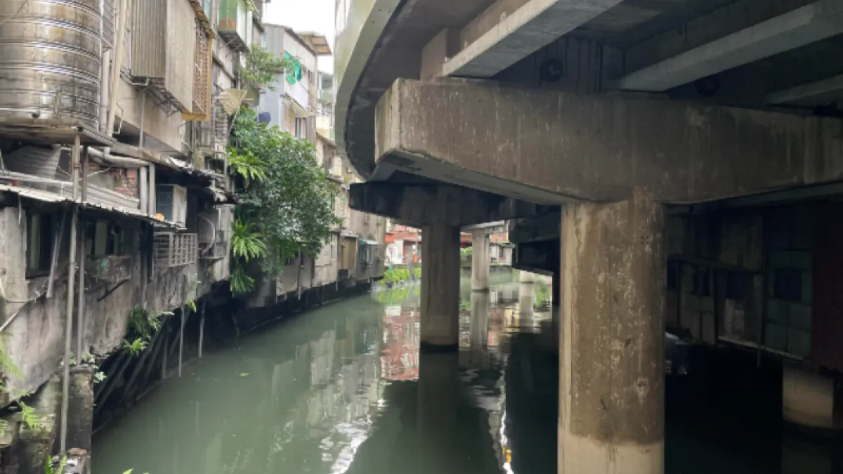 Reddit網友在「都市地獄版」PO出基隆西定河的照片,混濁的河水引起網友熱議。(圖/翻攝自Reddit)