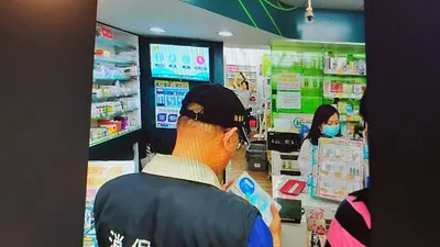 9月2日新北不少藥局收到中央郵寄來自「口罩國家隊」製造的口罩後,發現疑似大陸製口罩混雜,消保官立即赴轄內藥局進行調查確保消費者權益。(圖/新北市法制局提供)