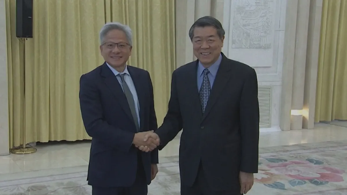 輝達行政總裁兼執行長黃仁勳2025年4月會見中國副總理何立峰。(截自央視)