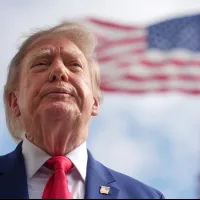 2026年10月16日、米ホワイトハウスの南庭で、大統領専用ヘリ「マリーンワン」に搭乗する前、記者団の質問に答えるトランプ大統領。(AP) 2026年10月16日、米ホワイトハウスの南庭で、大統領専用ヘリ「マリーンワン」に搭乗する前、記者団の質問に答えるトランプ大統領。(AP)