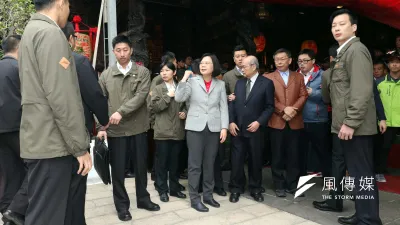 當3人發紅包時,蔡英文與姚文智站在一起,柯文哲站在另一側,蔡英文明顯「偏心」姚文智。(蘇仲泓攝)