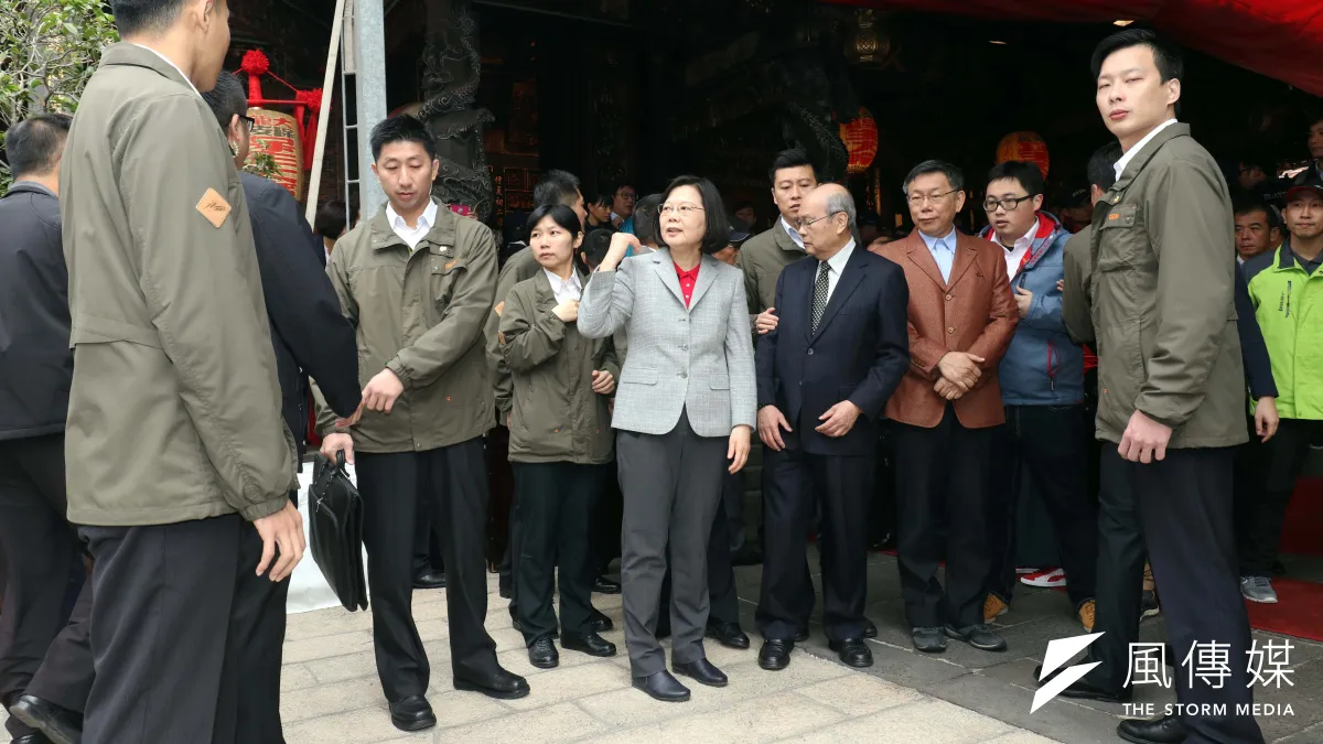 當3人發紅包時,蔡英文與姚文智站在一起,柯文哲站在另一側,蔡英文明顯「偏心」姚文智。(蘇仲泓攝)